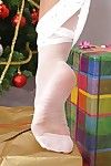 热 金发女郎 与 漂亮的 奶 在 丝袜 和 高跟鞋 下 的 圣诞节 树 - 一部分 2