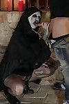 europeu feminino chegando pregado enquanto vestindo assustador freira traje
