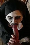 Europea femmina ottenere inchiodato mentre Indossare raccapricciante Nun costume