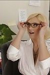 Uwodzicielski zawiera owocowe Blondynka Kochanie w okulary daje A Sex oralny i dostaje przejebane hardcore