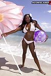 negro mamá Nikki jaye liberar enorme juggs de Bikini al aire libre en Playa