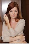 redhead europees Glamour Babe Mia sollis schuiven slipje over Nice tiener kont