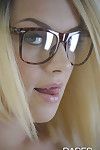 gözlük giyen Dövmeli Sarışın Emma MAE teşhir büyük tüm doğal göğüsleri - PART 2