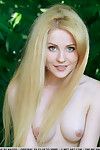 Blonde Glamour Babe Fay Liebe befreien winzige teen Titten aus Bikini im freien - Teil 2