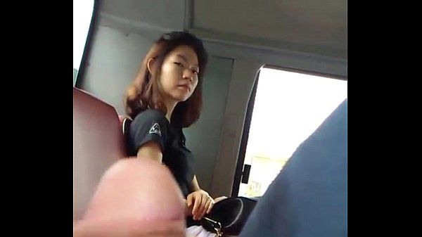 جميلة فتاة اسمع الرجل الرجيج ديك في الحافلة
