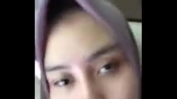 亚洲 穆斯林 schhol 女孩 表示 她的 猫 通过 cam