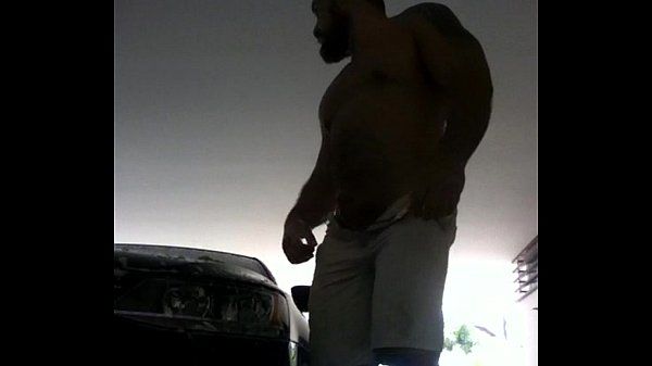 Hombre hetero lavando su auto enseÃ±a su verga