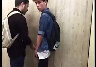 flagrado fazendo mão amiga na estação tun metrô