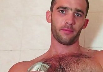 Completo video: Un sexy str8 chico obtener wanked en pese a de Él :Por: Un chico !