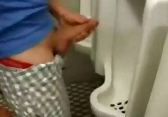 Mão amiga no Pirocão em Banheiro PúblicoHelping hand to the big dick in a pu