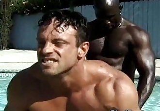 interracial junto a la piscina gay Anal Mierda