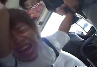 japonés chico atacado en el Autobús