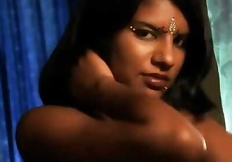 सुंदर काले बाल वाली एकल भारतीय स्वीटी