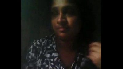भारतीय पत्नी दिखा रहा है बड़े स्तन करने के लिए उसके पति मोबाइल क्लिप wowmoyback 2 मिन