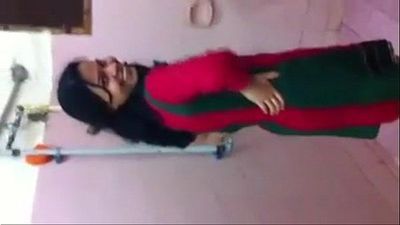 भारतीय देसी तमिल लड़की मजबूर करने के लिए घर का कपड़ा और शो उसके स्वर्गीय अंधेरे स्तन 3 मिन