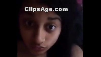 #009. indiase Desi meisje Erika maakt haar zelf naakt 2 min