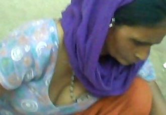 Aunty showing cleavage - 17 sec