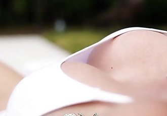 puremature rondborstige Blond Cory Chase smeekt voor na zwembad analhd